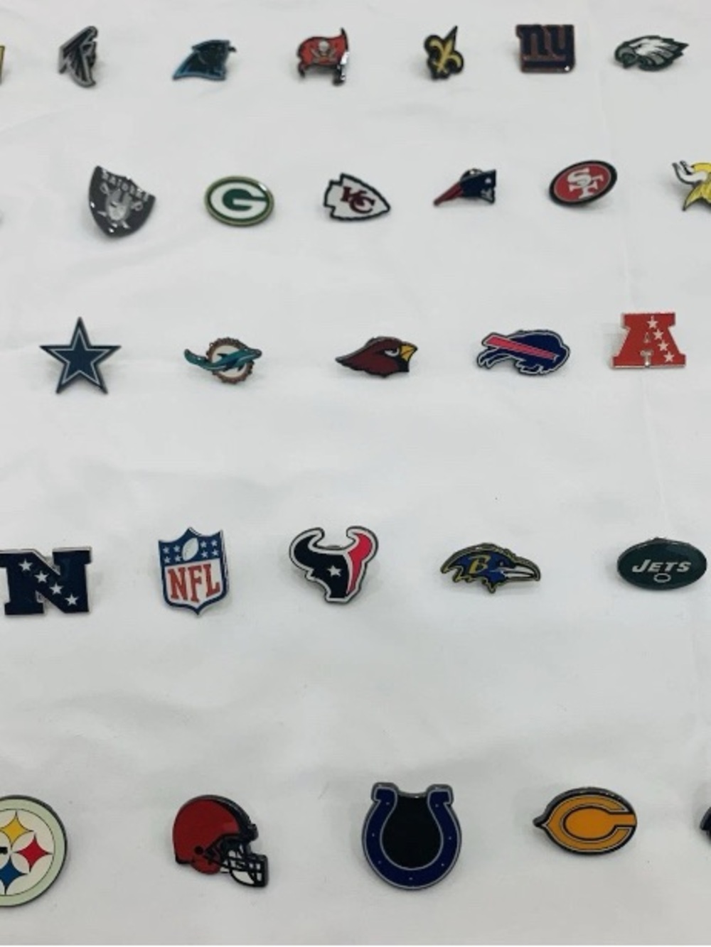 Buffalo Bills NFL Enamel Pin – Football Collectible Lapel Hat Backpack Accessory - Picture 2 of 2
